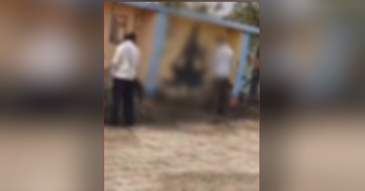 घोर कलयुग ! रेलवे स्टेशन पर आस्था का अपमान, देवी-देवताओं की तस्वीरों पर गंदगी फैलाते दिखे लोग, VIDEO VIRAL