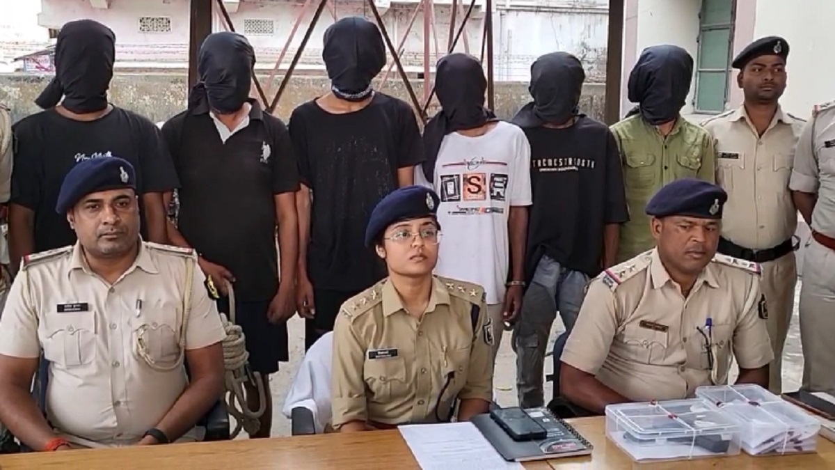 IPS दिव्यांजलि जायसवाल की तत्परता से टला बड़ा हादसा, बगहा पुलिस ने लूट की योजना बना रहे 6 शातिर अपराधियों को किया गिरफ्तार, एक फरार