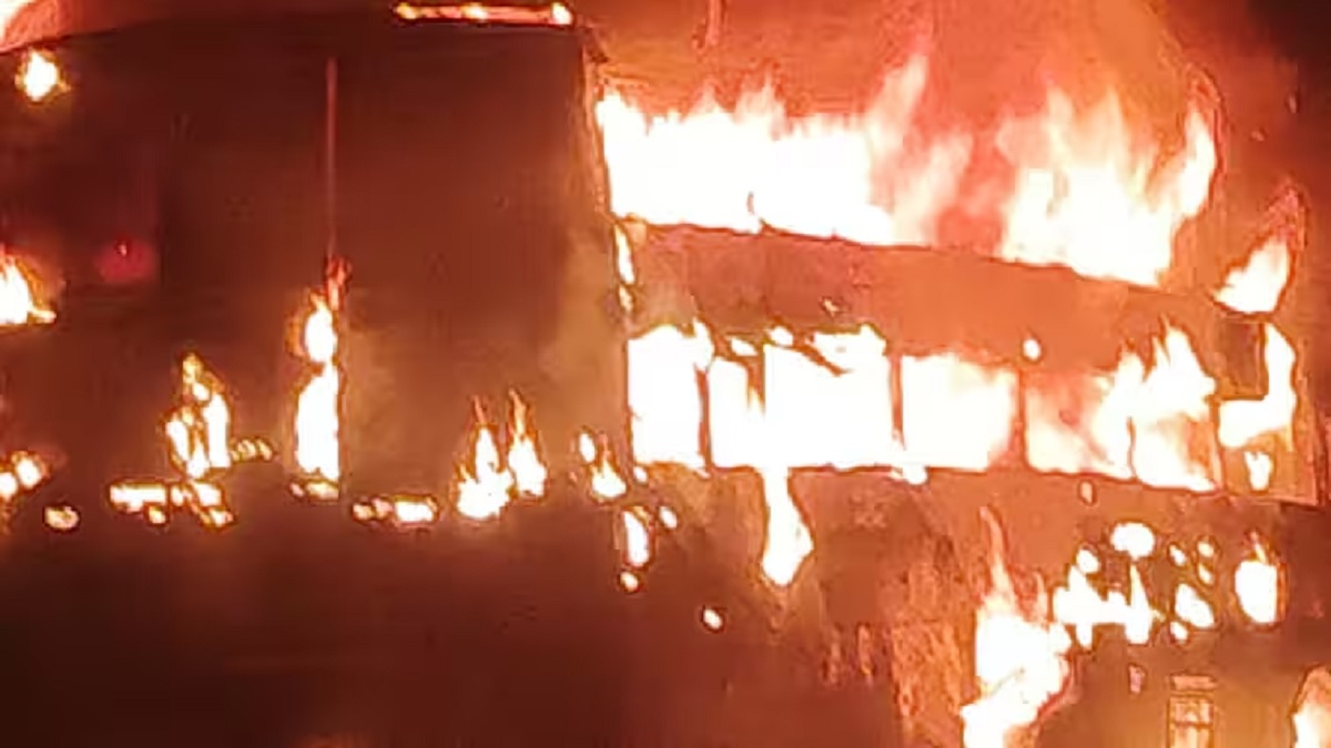 सुपौल से दिल्ली जा रही लग्जरी बस मोतिहारी में जलकर राख, बाल-बाल बची 150 यात्रियों की जान, चालक की लापरवाही आई सामने