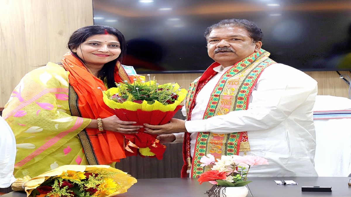 इधर महागठबंधन की बैठक में बिजी थे तेजस्वी, उधर बीजेपी ने गिरा दिया एक और विकेट, पूर्व प्रदेश अध्यक्ष की बहू ने थामा भाजपा का दामन