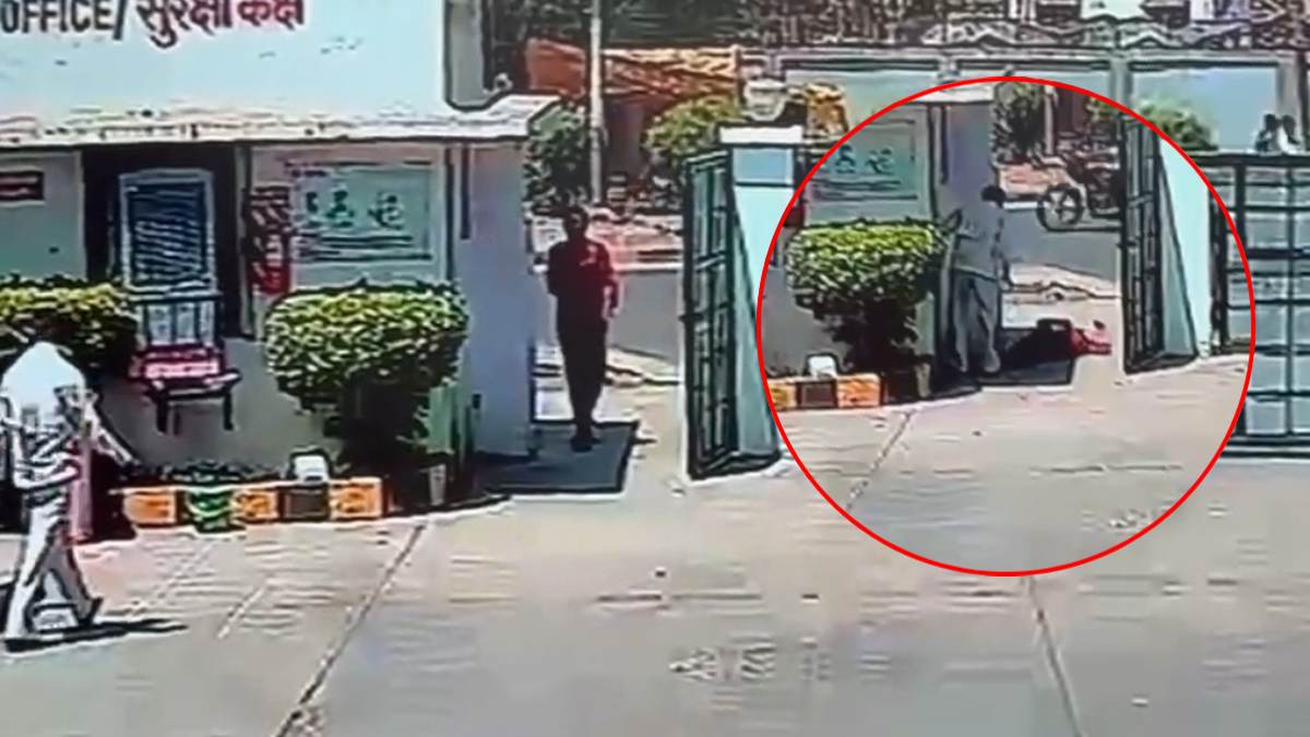 फैक्ट्री में घुसते ही चक्कर खाकर गिरा मजदूर, मौत: हार्ट अटैक की आशंका, घटना CCTV में कैद