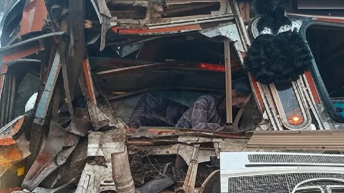 पटना: मनेर में दो ट्रकों की भीषण टक्कर, एक के उड़े परखच्चे, ट्रक में फंसे ड्राइवर को रेस्क्यू कर निकाला, हालत गंभीर