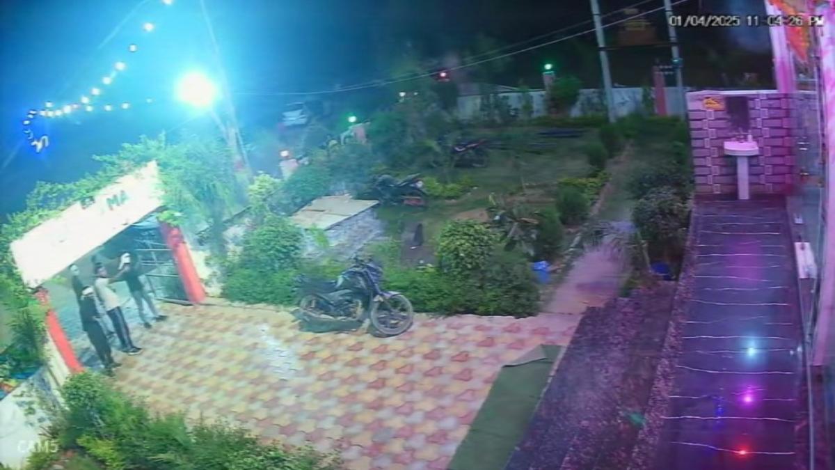 दबंगों की दबंगई का Video Viral: खाने में नमक को लेकर बदमाशों ने होटल में की तोड़तोड़, फिर फायरिंग कर फैलाई दहशत