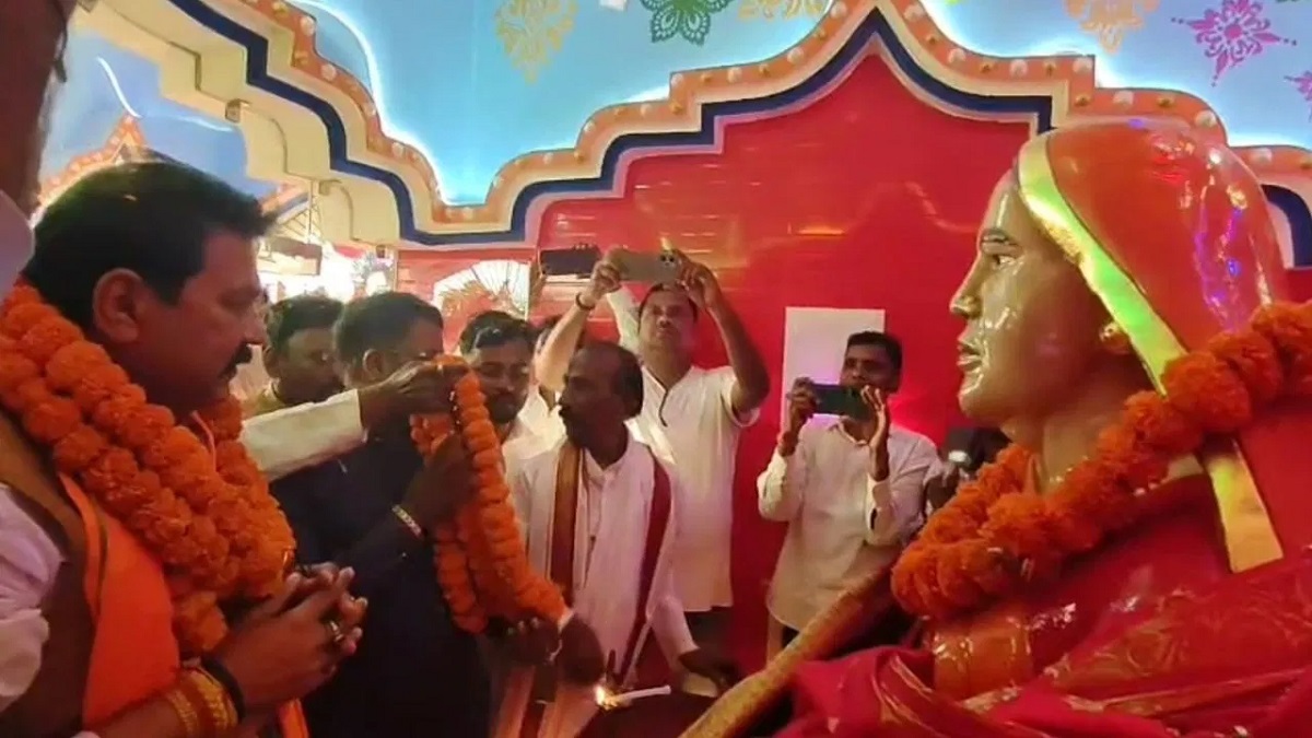 मोतिहारी के बालकिशुन राम ने अपनी पत्नी की याद में बनवाया भव्य मंदिर, रिटायरमेंट में मिले 60 लाख कर दिए खर्च