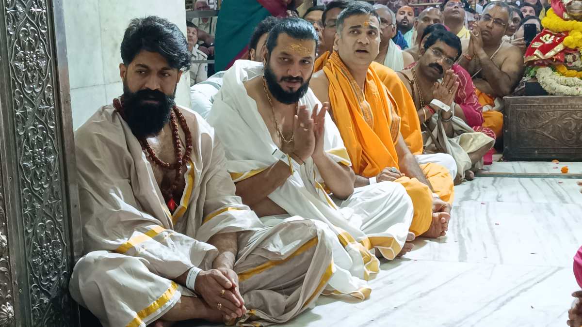 बाबा महाकाल की शरण में साउथ सुपर स्टार ‘यश’: भस्म आरती में शामिल होकर भगवान का लिया आशीर्वाद, कहा- यहां की पॉजिटिविटी अलग ही है