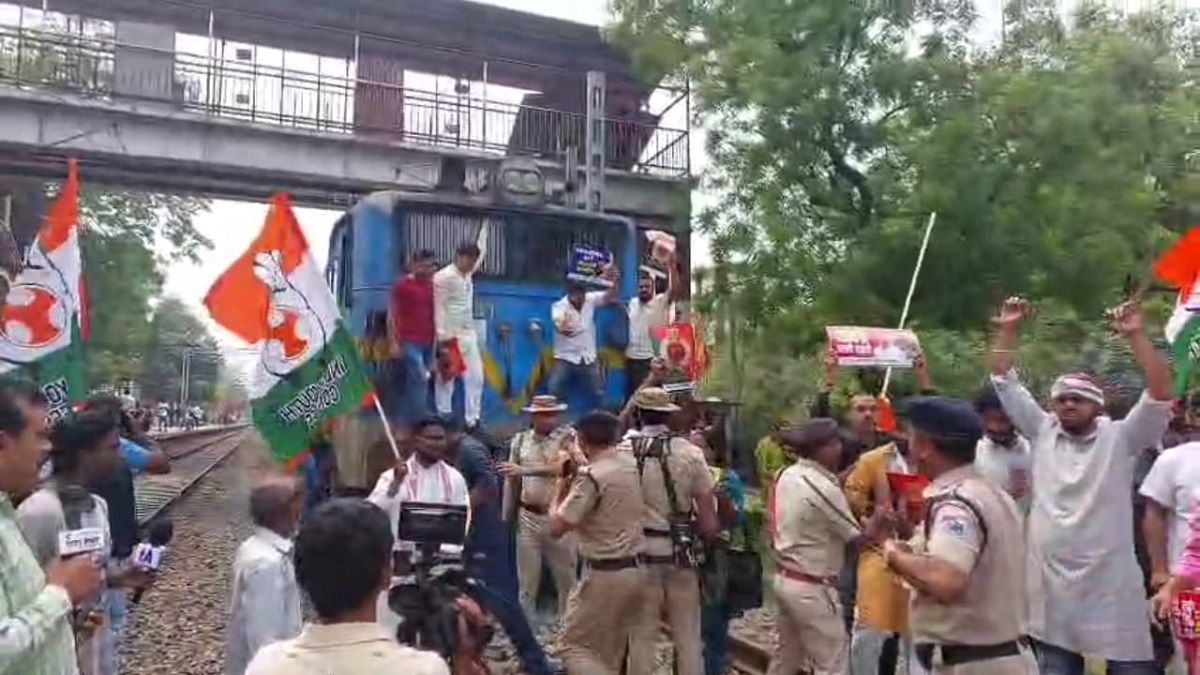 नेशनल हेराल्ड केस में राहुल और सोनिया के खिलाफ कार्रवाई पर फूटा युवा कांग्रेस का गुस्सा, ट्रेनों का परिचालन रोक किया प्रदर्शन