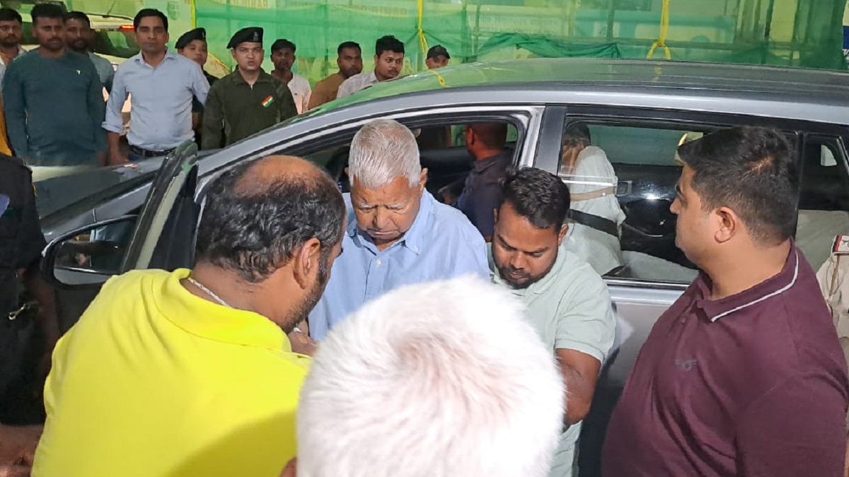 बेहतर इलाज के लिए दिल्ली रवाना हुए लालू यादव, राबड़ी देवी समेत परिवार के अन्य सदस्य मौजूद, ब्लड प्रेशर लो होने खराब हुई थी तबीयत