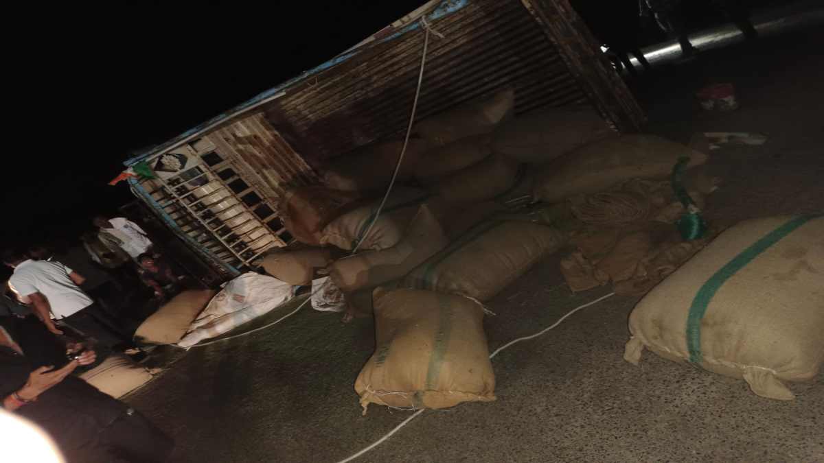 सड़क हादसे में एक मौत छह घायलः बोरियों से भरी पिकअप मान नदी के पुल पर पलटी, सड़क पर बिखरी बोरियां