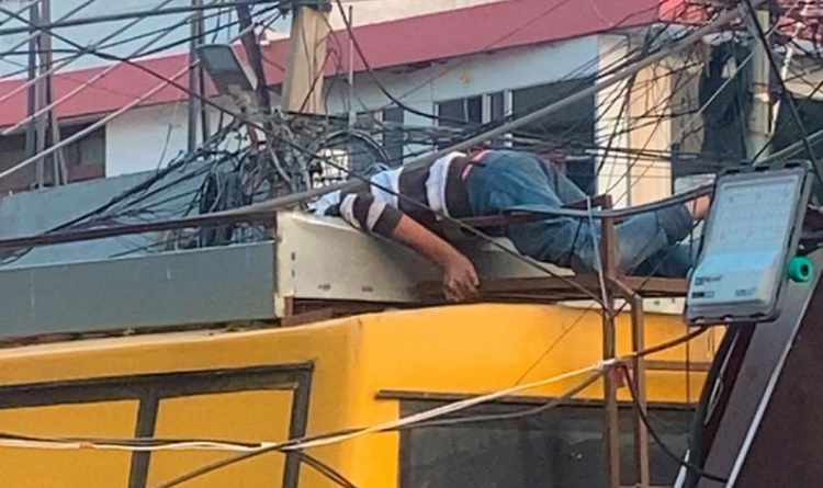 बिजली के तार की चपेट में आई श्रद्धालुओं से भरी बस, बस ड्राइवर बिजली के तारों में उलझा… जाने क्या है मामला