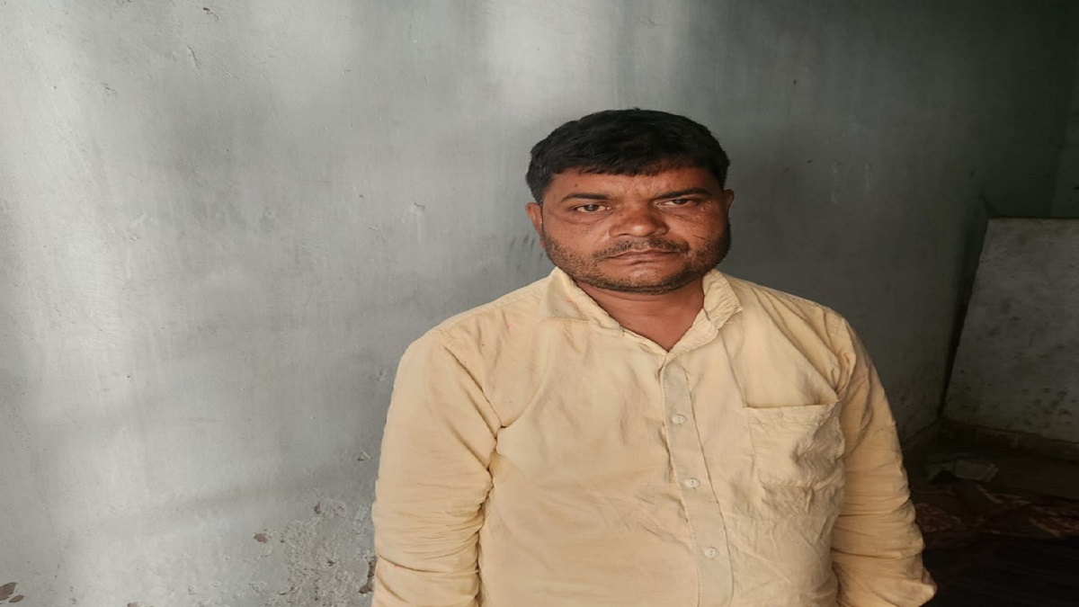 शराब के नशे में धुत होकर सुबह-सुबह शिक्षा की अलख जगाने स्कूल पहुंचे हेड मास्टर, उसके बाद बच्चों ने उठाया यह कदम और फिर…