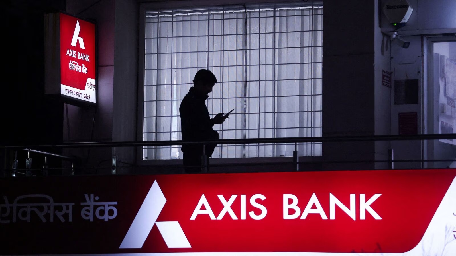 AXIS बैंक पर 79 लाख रुपये के गबन का आरोप, निगम अधिकारियों ने कराई FIR