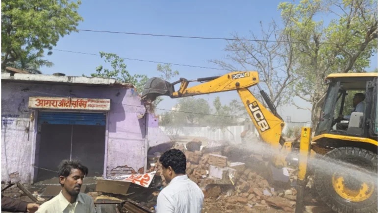 भरतपुर में बुलडोजर एक्शन: 5 JCB से 70 दुकानें ढहाईं, 80 फीट रोड बनाने के लिए हटाया अतिक्रमण