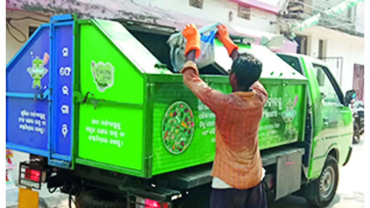 दिल्लीवासियों को अब हर महीने कूड़ा उठाने का देना होगा 50 से 200 रुपये शुल्क