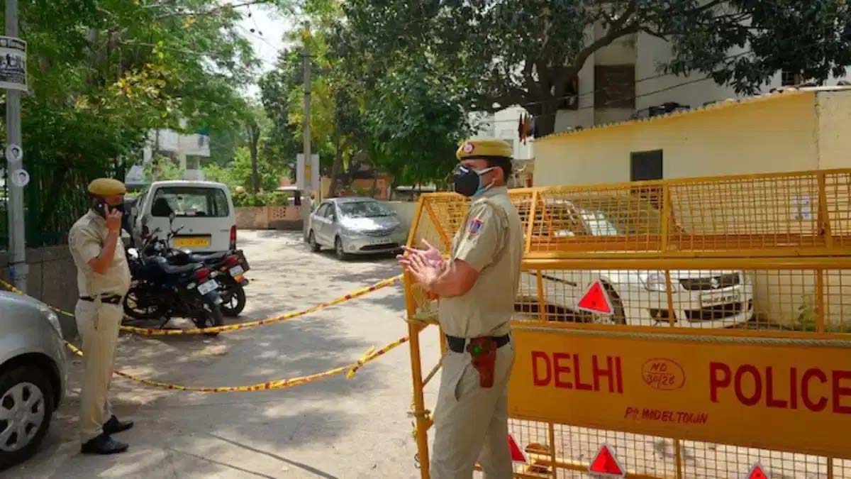 Delhi: पुलिस थाने के पास SI के पेट में घोंपा चाकू, ताबड़तोड़ हमला कर फरार हुआ हमलावर