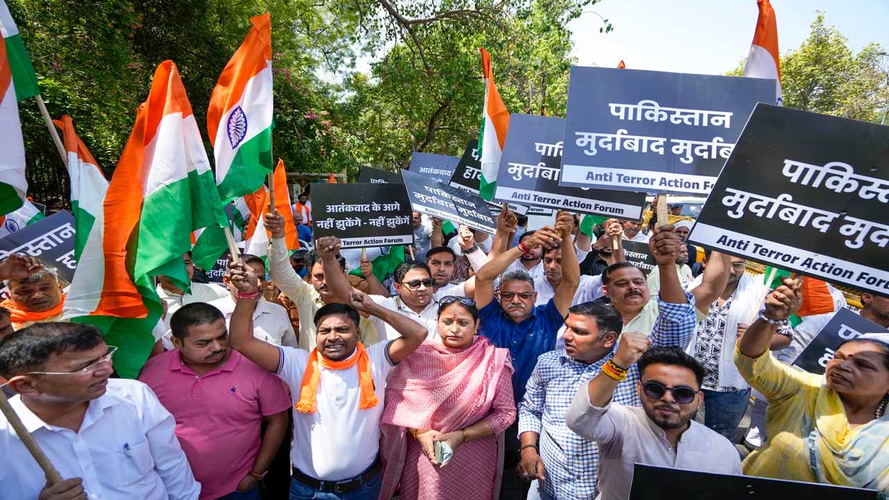 पहलगाम आतंकी हमला: दिल्ली में पाकिस्तान उच्चायोग के बाहर लोगों का प्रदर्शन, मुर्दाबाद के लगे नारे