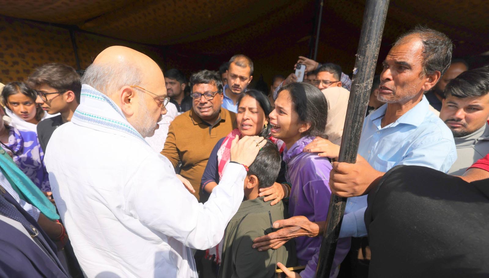 Pahalgam Terror Attack: अमित शाह से मिलते ही रो पड़े मृतकों के परिजन, लगाई न्याय की गुहार, Video देख छलक पड़ेंगे आंसू