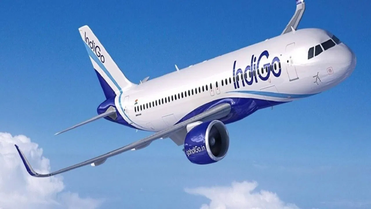 IndiGo फ्लाइट में महिला की मौत, छत्रपति संभाजीनगर एयरपोर्ट पर हुई इमरजेंसी लैंडिंग, मुंबई से वाराणसी जा रही थी