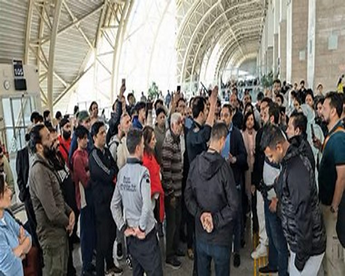 Turkey Airport Stranded: न पानी, न खाना, तुर्किये के एयरपोर्ट पर पिछले 40 घंटों से फंसे 250 से ज्यादा भारतीय यात्री, मामले की वजह जान चौंक जाएंगे आप
