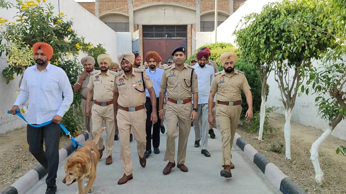 इस जिले की जेल में चला सर्चिंग ऑपरेशन, खोजी कुत्ते और कई उपकरण के साथ पुलिस ने की जांच