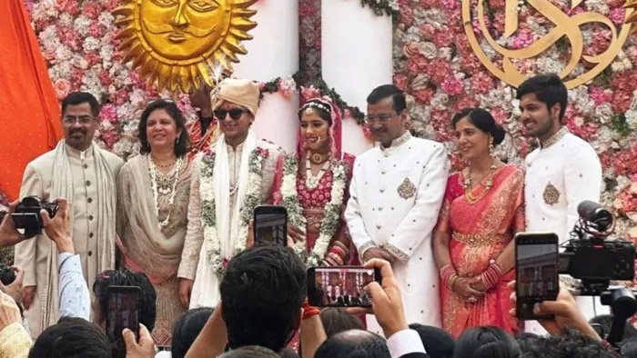 अरविंद केजरीवाल बने ससुर, बेटी हर्षिता की शादी में पत्नी के साथ जमकर लगाए ठुमके, देखें ये प्यारा वीडियो
