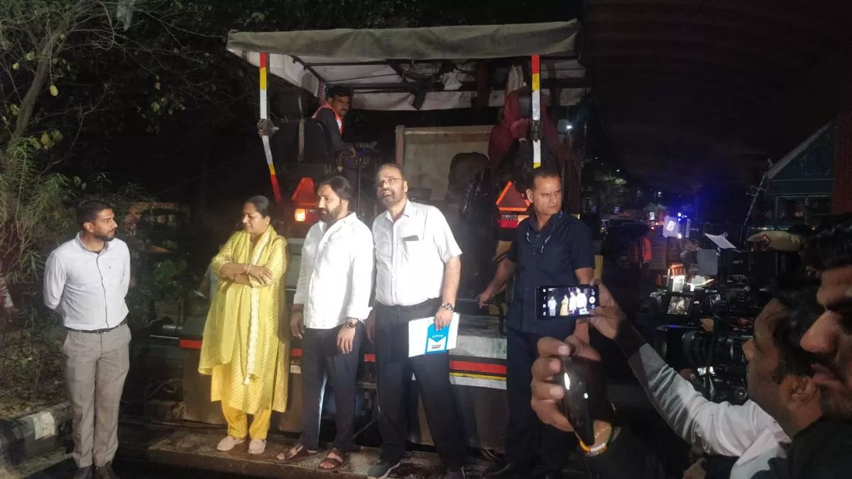 आधी रात को सड़क निर्माण कार्य का जायजा लेने सड़कों पर उतरीं CM रेखा गुप्ता; दिल्ली को करेंगे गड्ढ़ा मुक्त…