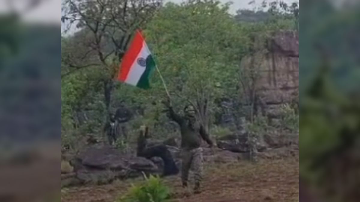 ANTI NAXAL OPERATION: नक्सलियों के गढ़ में जवानों ने लहराया तिरंगा, देखें VIDEO…