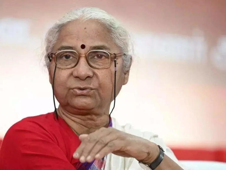 मेधा पाटकर गिरफ्तार, कोर्ट से गैर-जमानती वारंट जारी होने के बाद दिल्ली पुलिस की कार्रवाई