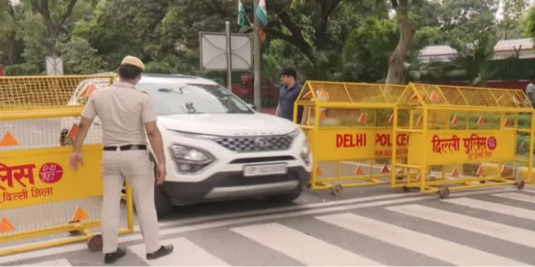 दिल्ली पुलिस हेड कांस्टेबल को कार के बोनट पर 7 किलोमीटर तक घसीटा, आरोपी गिरफ्तार