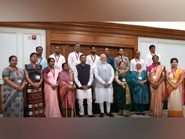 ‘MUDRA Yojna’ के लाभार्थियों से PM मोदी ने की बात बोले- बिना किसी गारंटी के 33 लाख करोड़ से अधिक लोन बांटे
