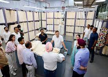 राहुल गांधी का टेक्सटाइल ज्ञानः दिल्ली में कपड़े की दुकान पर पहुंचे, मौजूद लोगों से की बात