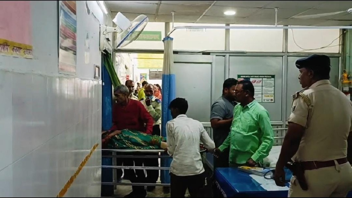 Begusarai Accident : बाइ​क से जा रहे पति पत्नी को अज्ञात वाहन ने मारी टक्कर, महिला की हुई दर्दनाक मौत…