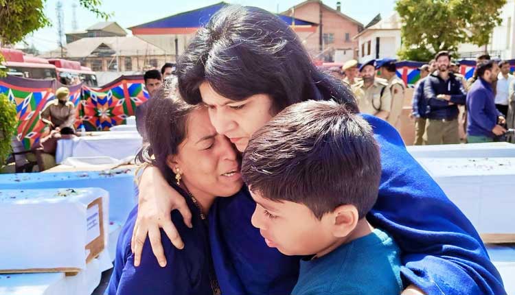 सांसद अपराजिता सारंगी ने की श्रीनगर में कश्मीर आतंकी हमले के पीड़ित प्रशांत सत्पथी की पत्नी से मुलाकात