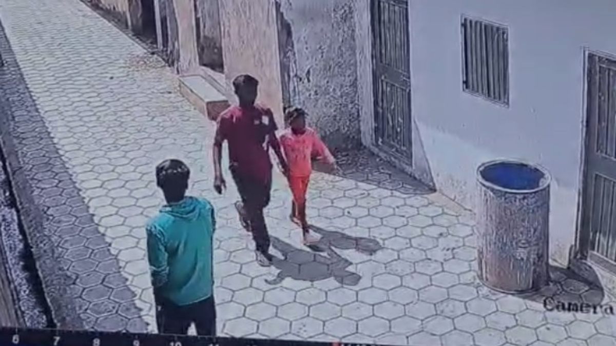 7 साल की बच्ची घर से लापता: CCTV में अजनबी के साथ जाते दिखी, पुलिस ने शुरू की तलाश   