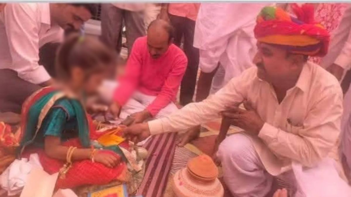 नाबालिग बच्ची की सगाई में पहुंचे BJP जिलाध्यक्ष, लिफाफा देते फोटो हुई वायरल, मच गया सियासी बवाल
