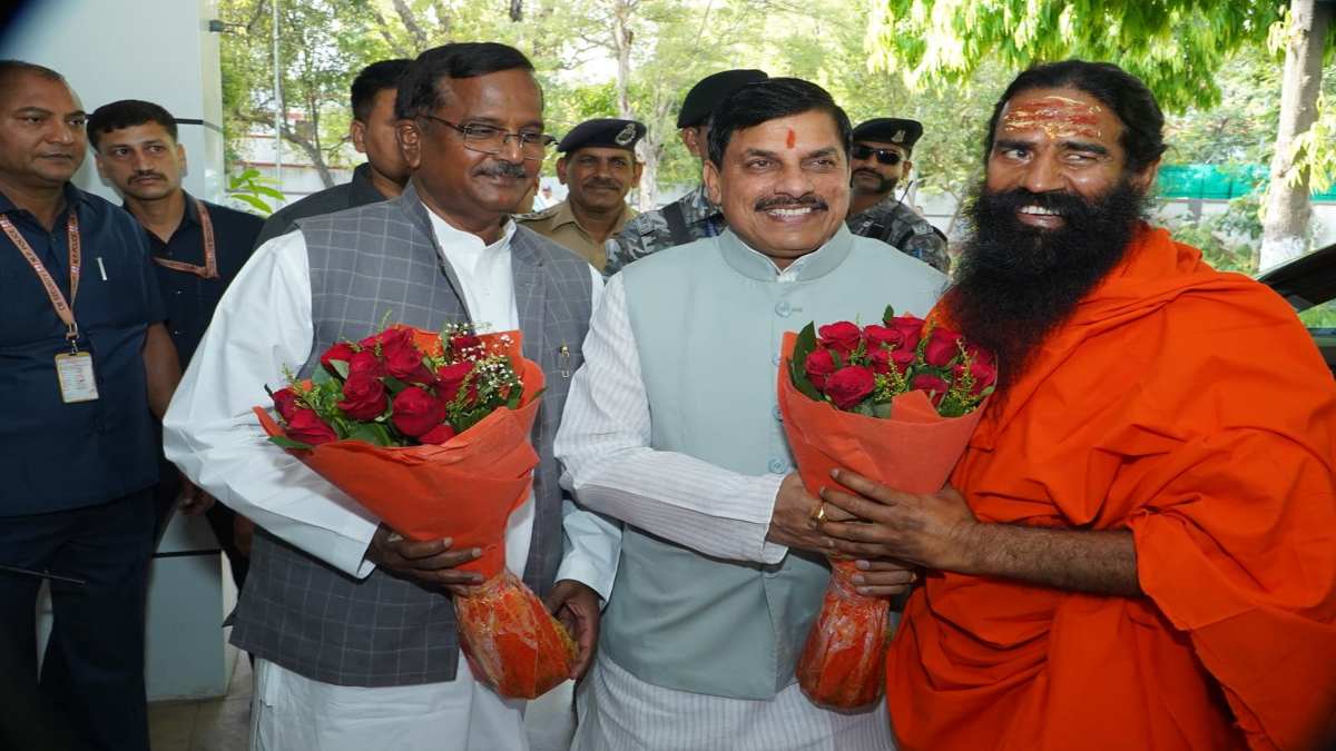 बाबा रामदेव ने सीएम डॉ मोहन से की मुलाकात: मुख्यमंत्री ने किया स्वागत, योग गुरु ने सिंहस्थ 2028 के लिए दिया आशीर्वाद