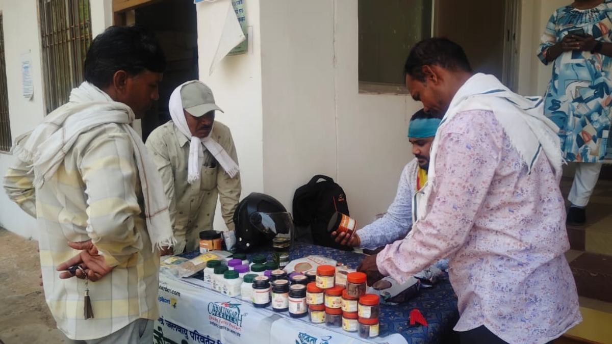 कलेक्ट्रेट के सामने एक्सपायरी खाद्य सामग्री का स्टॉल, विक्रेता ने मानी गलती, विभागीय उप संचालक ने कही जांच की बात