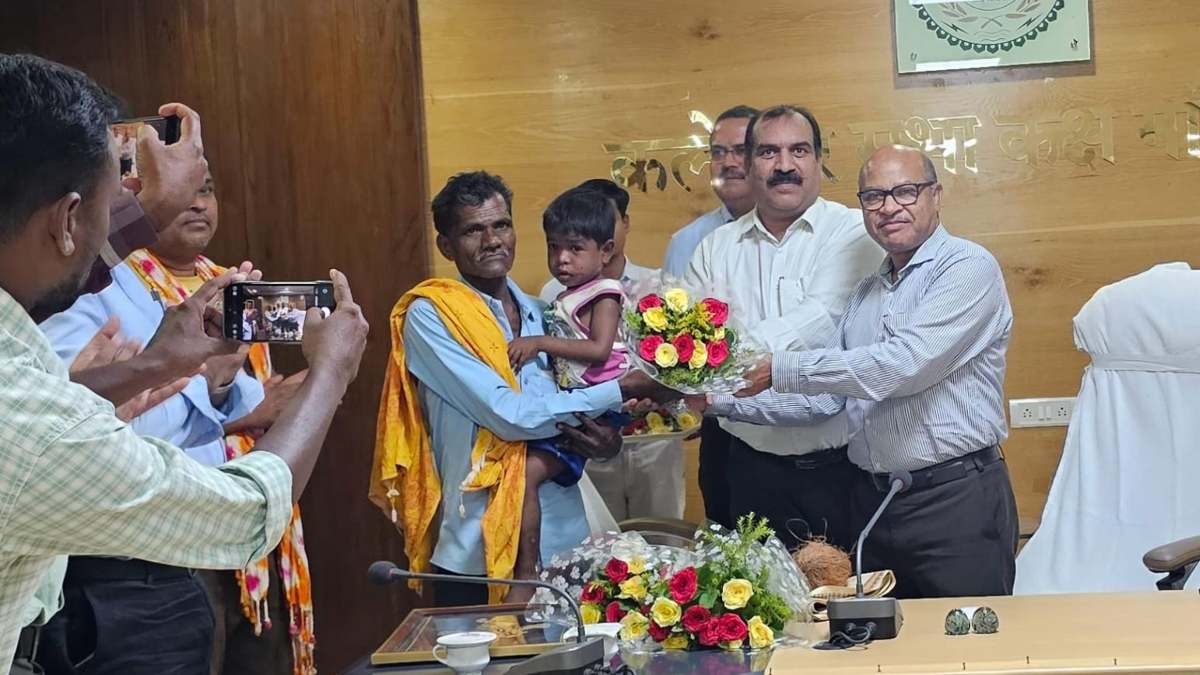 65 साल के बुजुर्ग ने आदमखोर तेंदुए से लड़कर पोते की बचाई जान, कलेक्टर ने किया सम्मानित, कहा- साहसी दादा शेर से कम नहीं…