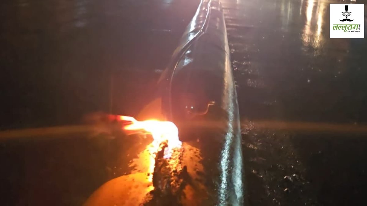 BREAKING NEWS: नेशनल हाईवे पर डिवाइडर में शॉर्ट सर्किट, सूचना के बाद भी नहीं पहुंचा प्रशासन….