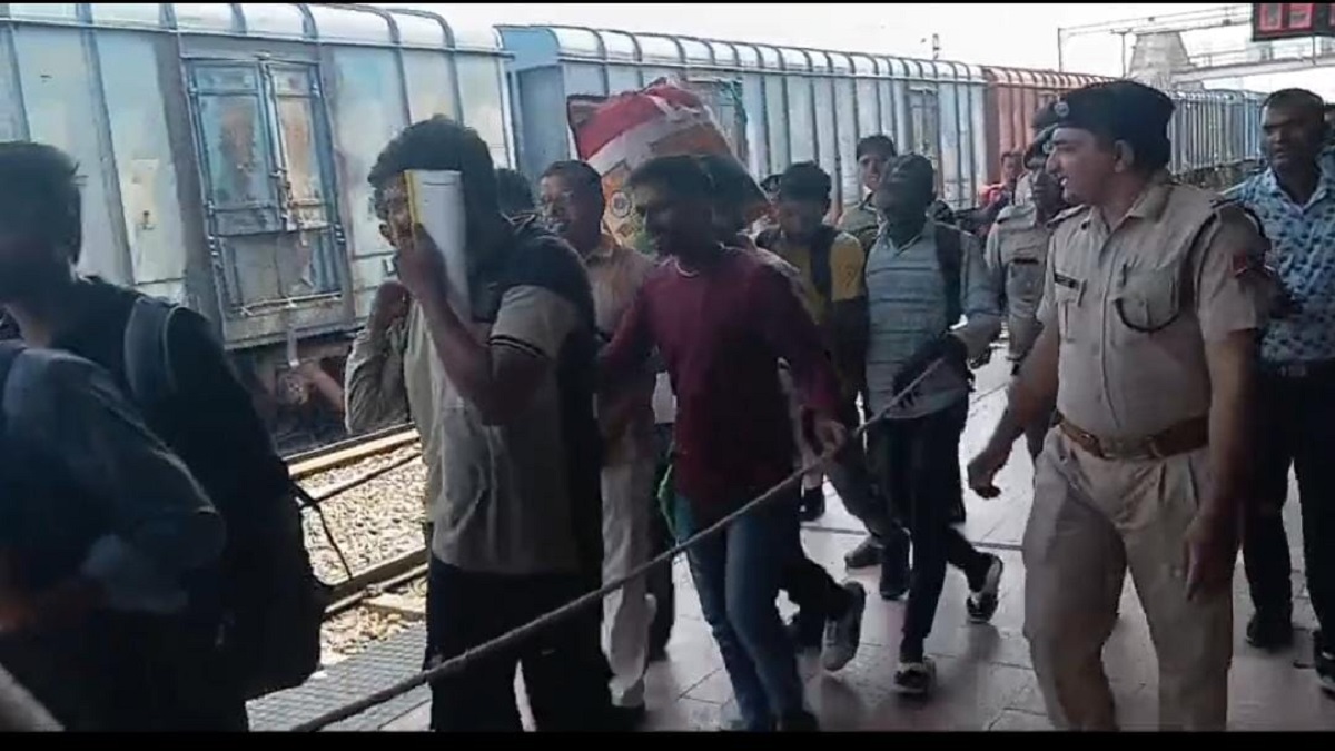 Begusarai RPF Campaign : बिना टिकट AC कोच में सफर कर रहे यात्रियों पर लगाया जुर्माना,  चलाया जा रहा महा अभियान…