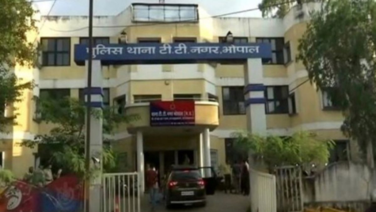 Rape केस में फंसाने की धमकी देकर किया ऐसा काम, प्रेमी के दोस्तों ने उठाया गलत फायदा, इस करतूत से युवती भी अंजान