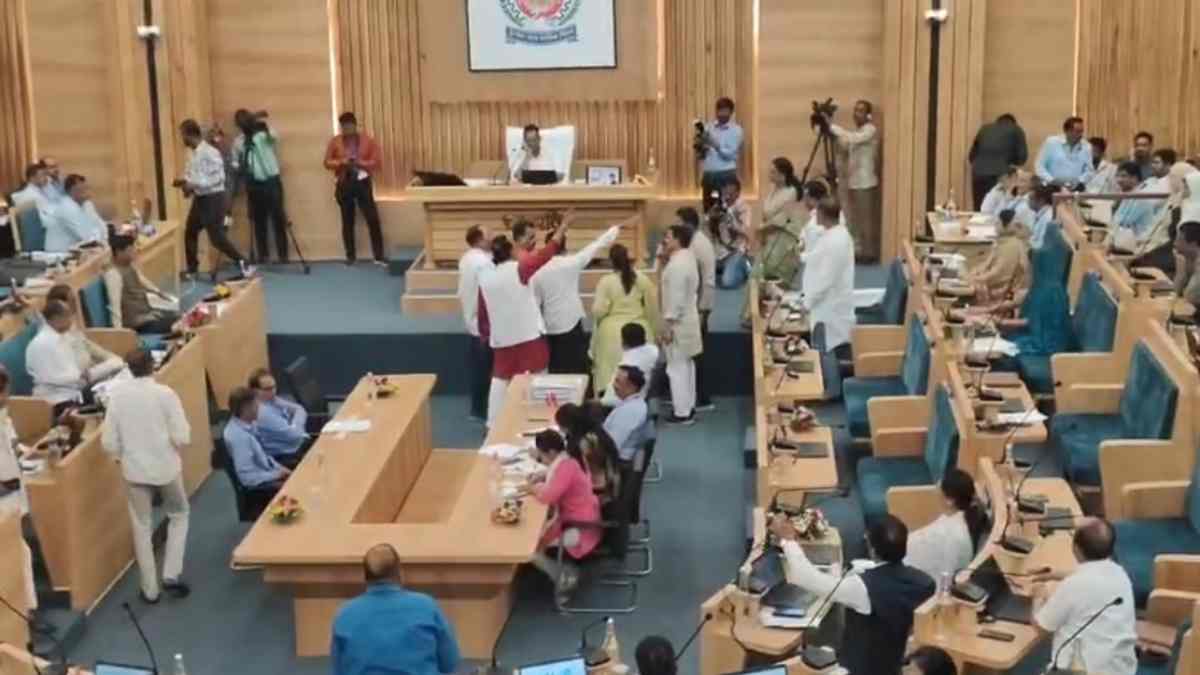 इंदौर निगम बजट में गूंजा बावड़ी हादसा मामलाः कोर्ट से आरोपियों के बरी होने पर विपक्ष ने किया हंगामा, पार्षदों ने की जमकर नारेबाजी