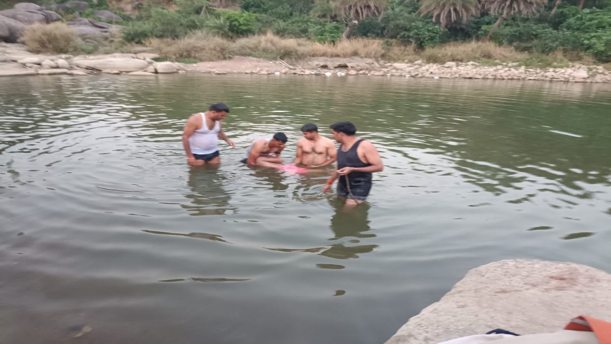 नदी में डूबने से युवक की मौत, दोस्तों के साथ गया था नहाने, कड़ी मशक्क़त के बाद मिला शव  