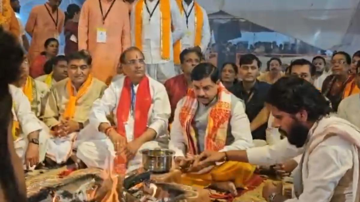 मंदसौर में महासोमयज्ञ में शामिल हुए सीएम डॉ मोहन: बीजेपी नेताओं के साथ हवन में दी आहुति, मुख्यमंत्री नीमच में अमित शाह के साथ करेंगे रात्रि विश्राम