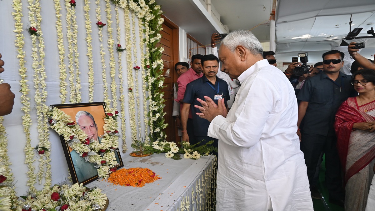 Former IAS Manish Verma : पूर्व IAS मनीष वर्मा के आवास पहुंचे सीएम नीतीश, दिवंगत डॉ. अशोक वर्मा को दी श्रद्धांजलि…