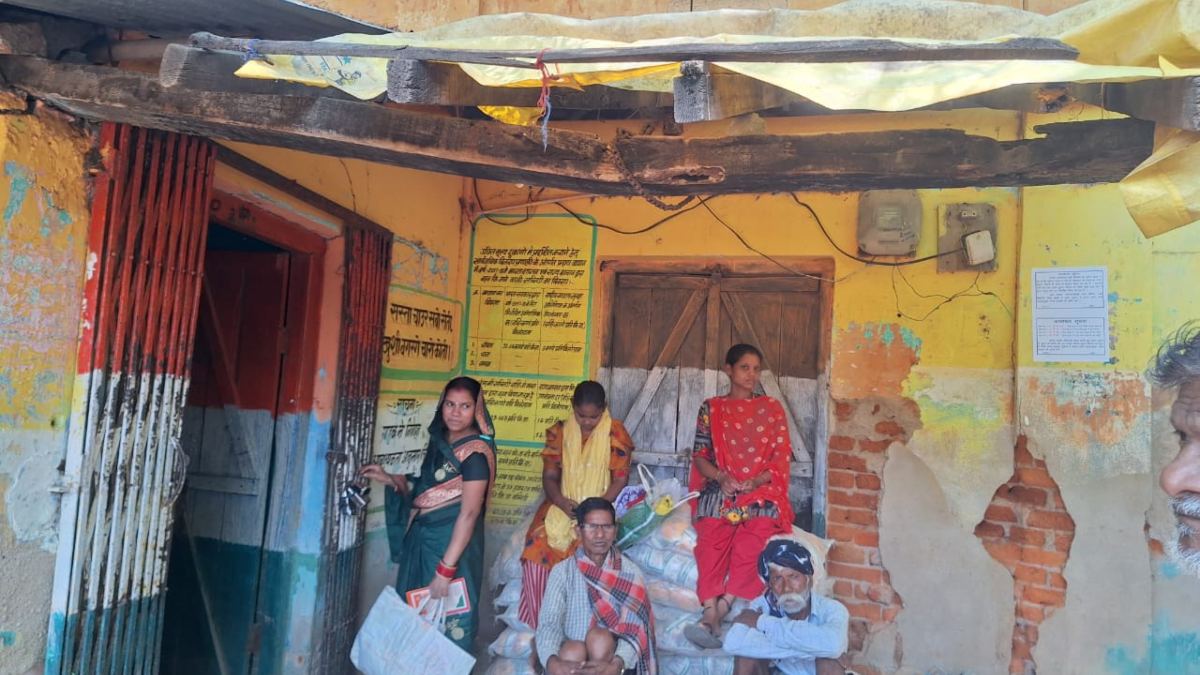 जर्जर भवन में संचालित है राशन दुकान : जान जोखिम में डालकर राशन लेने पहुंच रहे ग्रामीण, जिम्मेदारों को हादसे का इंतजार
