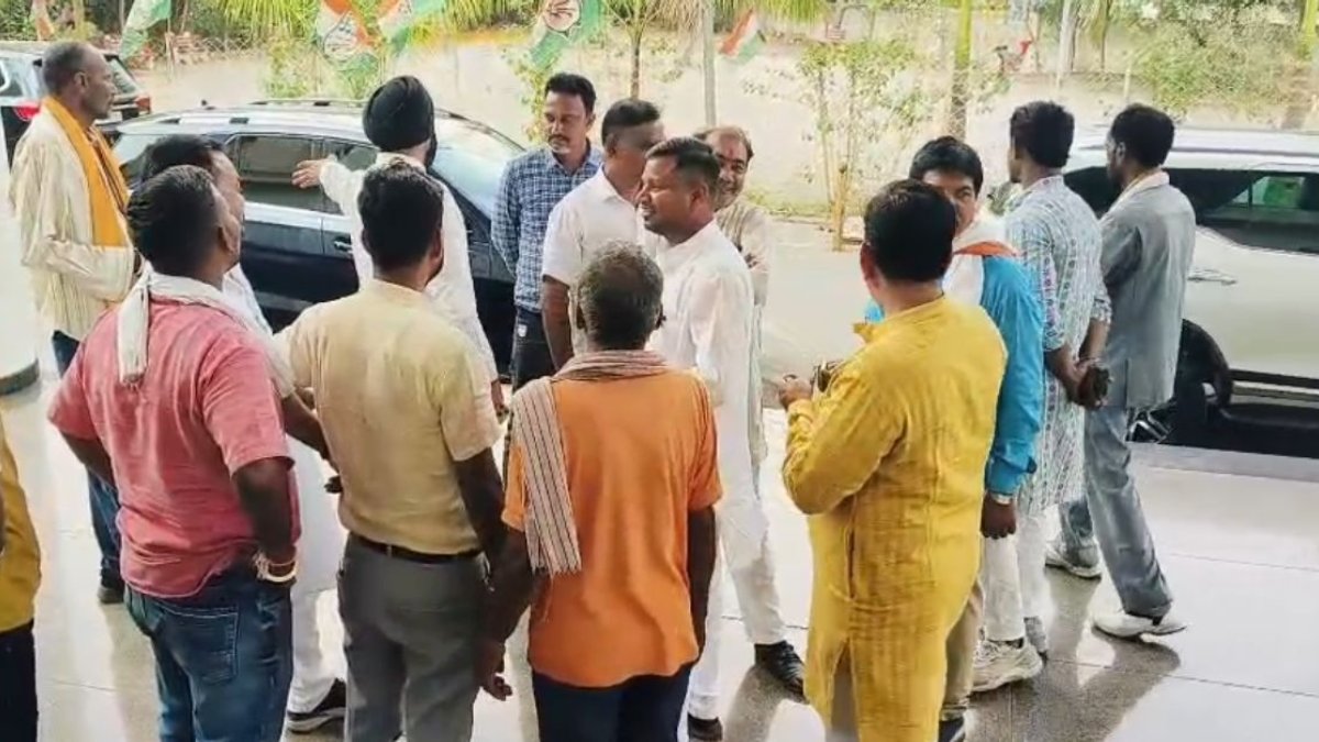 बागी को नेता प्रतिपक्ष बनाए जाने से मचा सियासी घमासान, संदीप साहू और समर्थकों ने राजीव भवन में जमकर किया हंगामा, बदलने 24 घंटे का दिया अल्टीमेटम