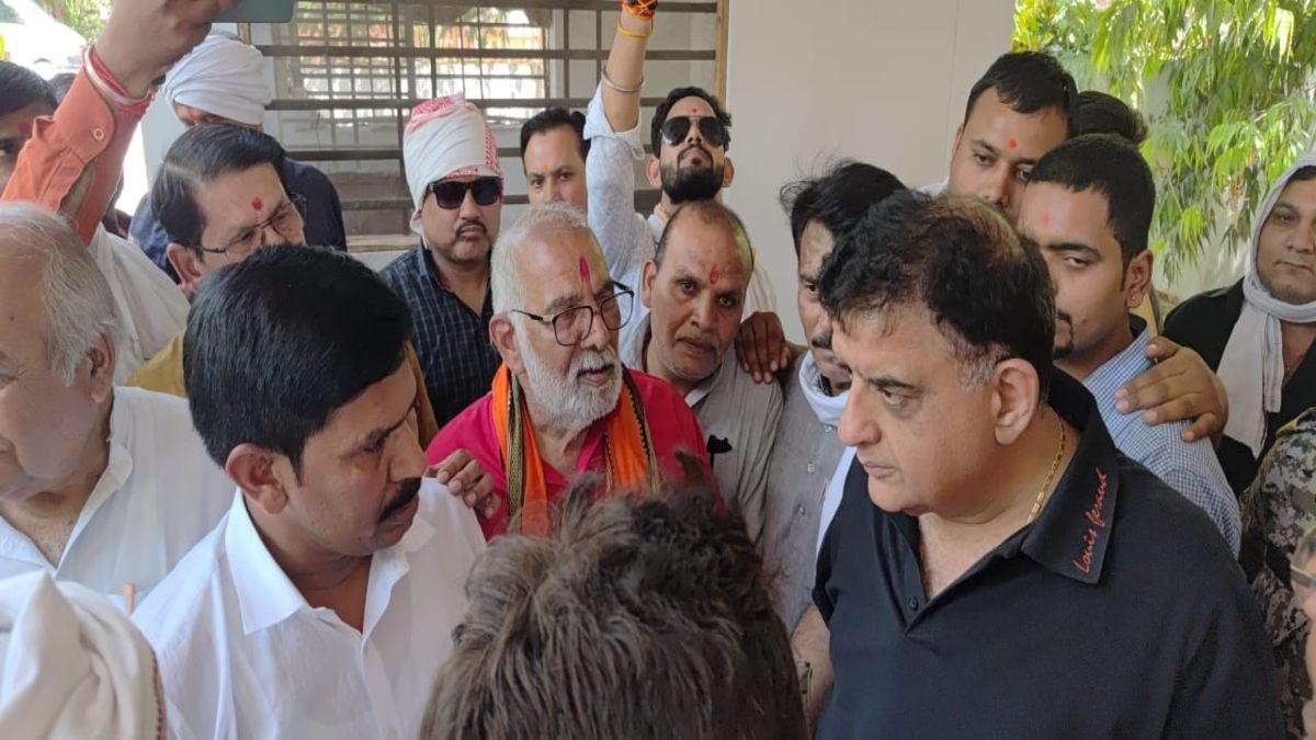 दतिया CMHO की जातिगत टिप्पणी मामला: सड़कों पर उतरा ब्राम्हण समाज, कलेक्ट्रेट का किया घेराव, अधिकारी पर FIR की मांग  