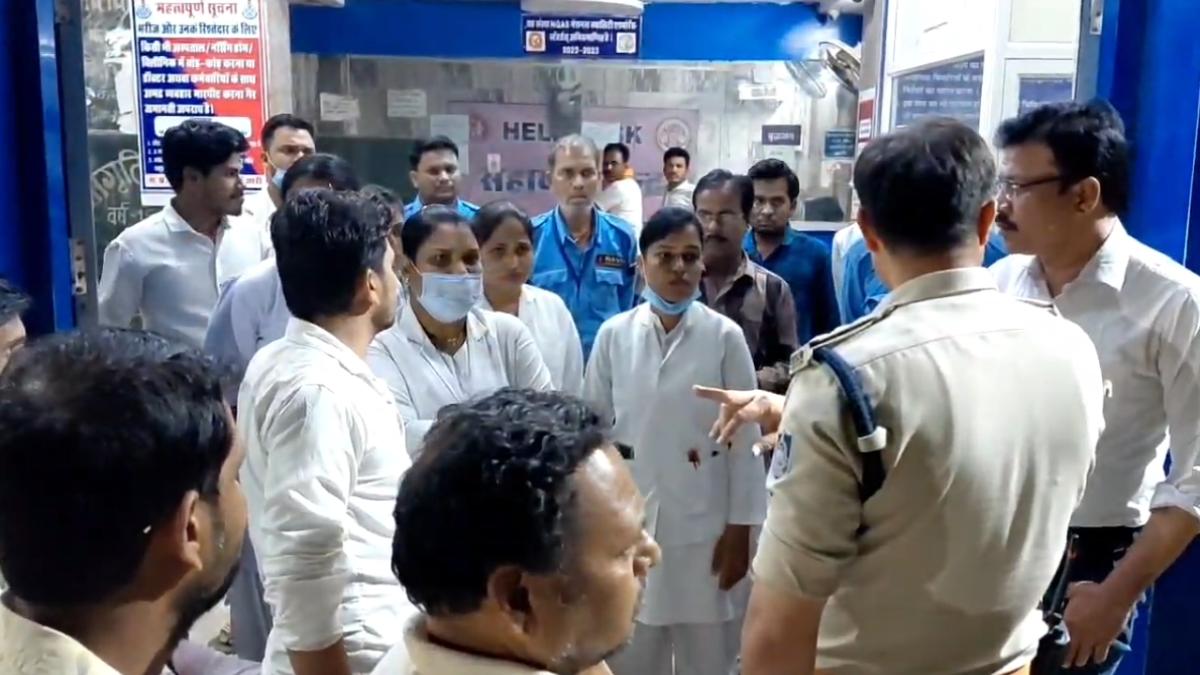 दमोह जिला अस्पताल में हंगामा: स्टाफ ने बंद किया काम, ये है पूरा मामला