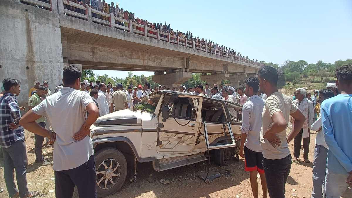 MP में बड़ा हादसा: पुल से नदी में गिरी बोलेरो, 8 की दर्दनाक मौत, 5 घायल, बांदकपुर के दर्शन कर लौट रहे थे सभी