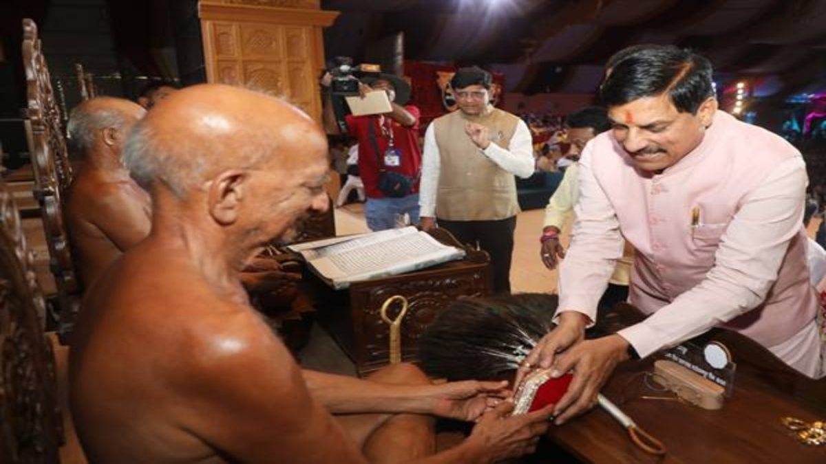 इंदौर में दिगंबर जैन महाकुंभ: सीएम डॉ मोहन ने जैन मुनियों के चरण स्पर्श कर लिया आशीर्वाद, कहा- भगवान महावीर के सत्य, अहिंसा के सिद्धांतों से होगा समाज का कल्याण